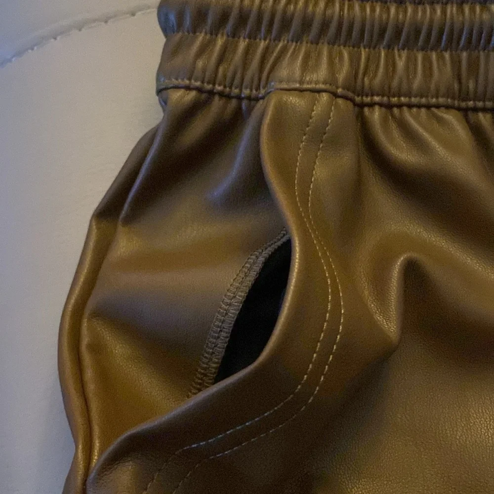 Faux‎ leather pants - Picture 3 of 5